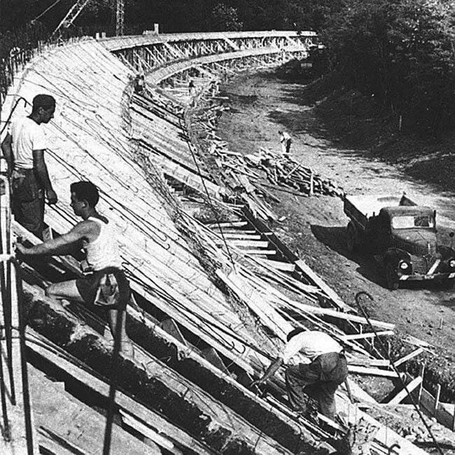 monza_banking_under_construction__1922__by_f1_history-d71vscx.jpg