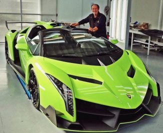 valentino-balboni-poses-beside-a-lamborghini-veneno-roadster-painted-in-verde-singh_100508595_h.jpg