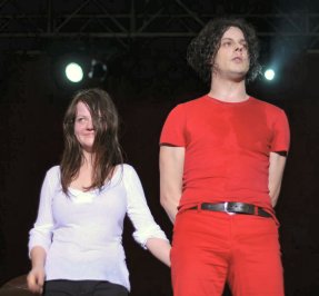 Meg_&_Jack,_The_White_Stripes.jpg