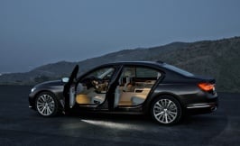 2016-BMW-750Li-xDrive-116-876x535.jpg