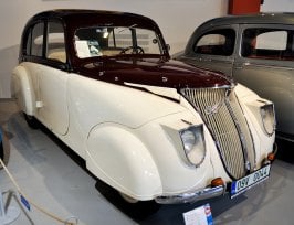 Praga Super Piccolo 1936 (side view maroon & white).jpg