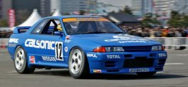 gallery-1451242843-r32-calsonic-skyline-001.jpg