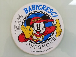 Adesivo-Team-Babycresci-Originale-Offshore-Tondo-Topolino-Dinsey.jpg