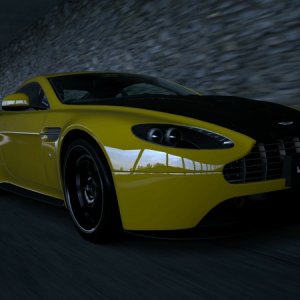 Aston Martin V12 Vantage (1).jpg