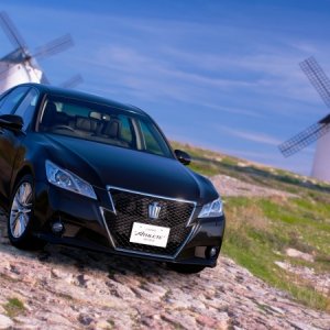 Toyota Crown Athlete G '13 Solo Shot.jpg