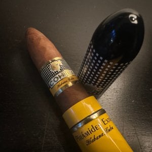 COHIBA Piramides Extra.jpeg