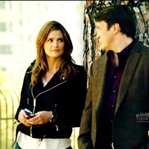 Castle 8x22 - Castle & Beckett On A Stake Out In Park