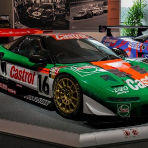 Honda_NSX_GT500_(2000)_front-right_Honda_Collection_Hall