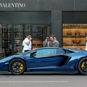 Aventador LP 700-4 '11 01.jpg