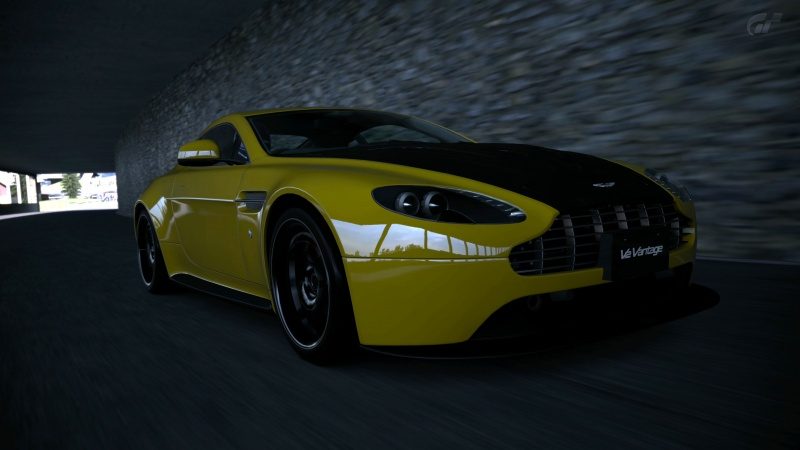 Aston Martin V12 Vantage (1).jpg