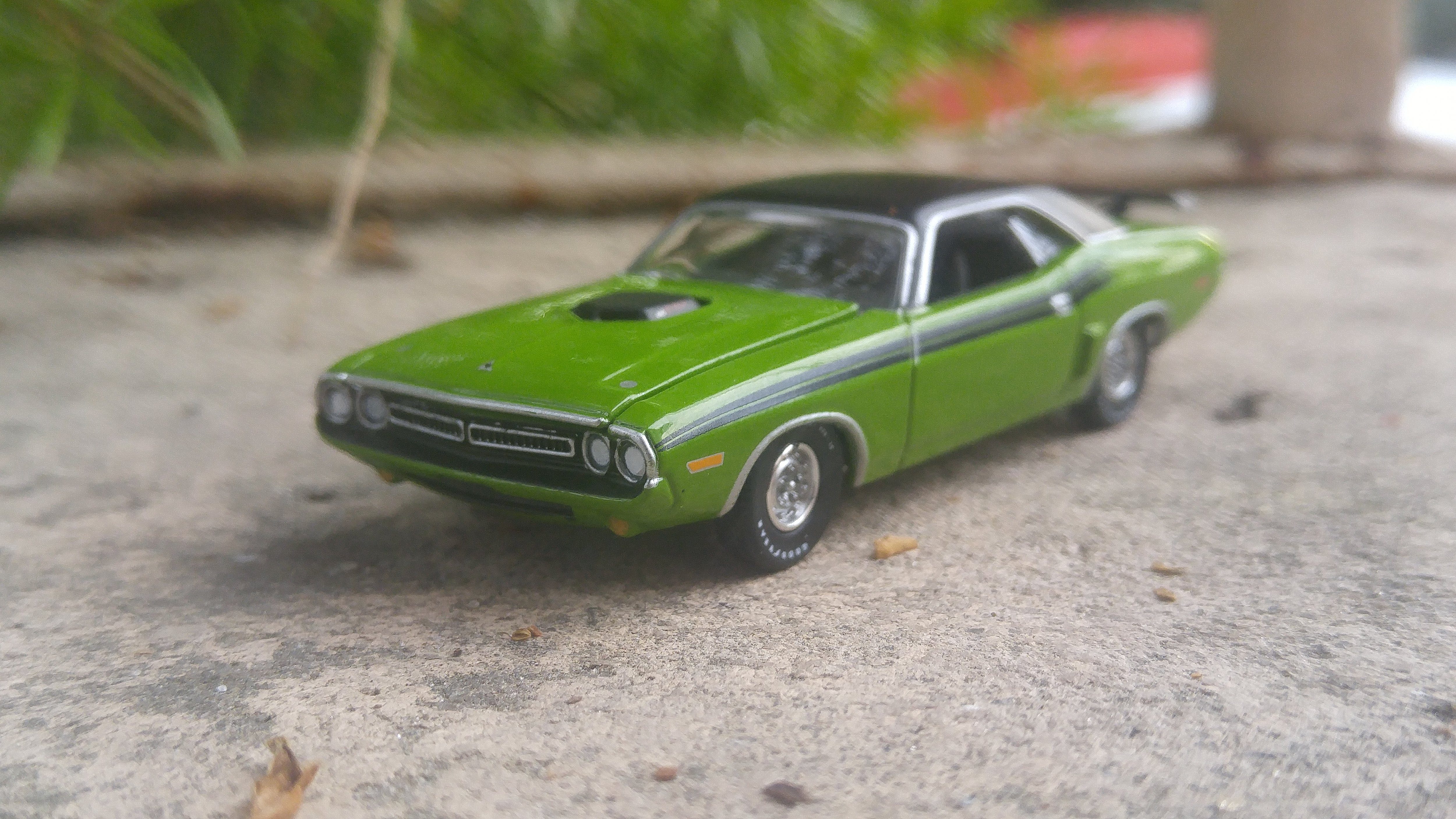 Auto World 1/64: Dodge Challenger