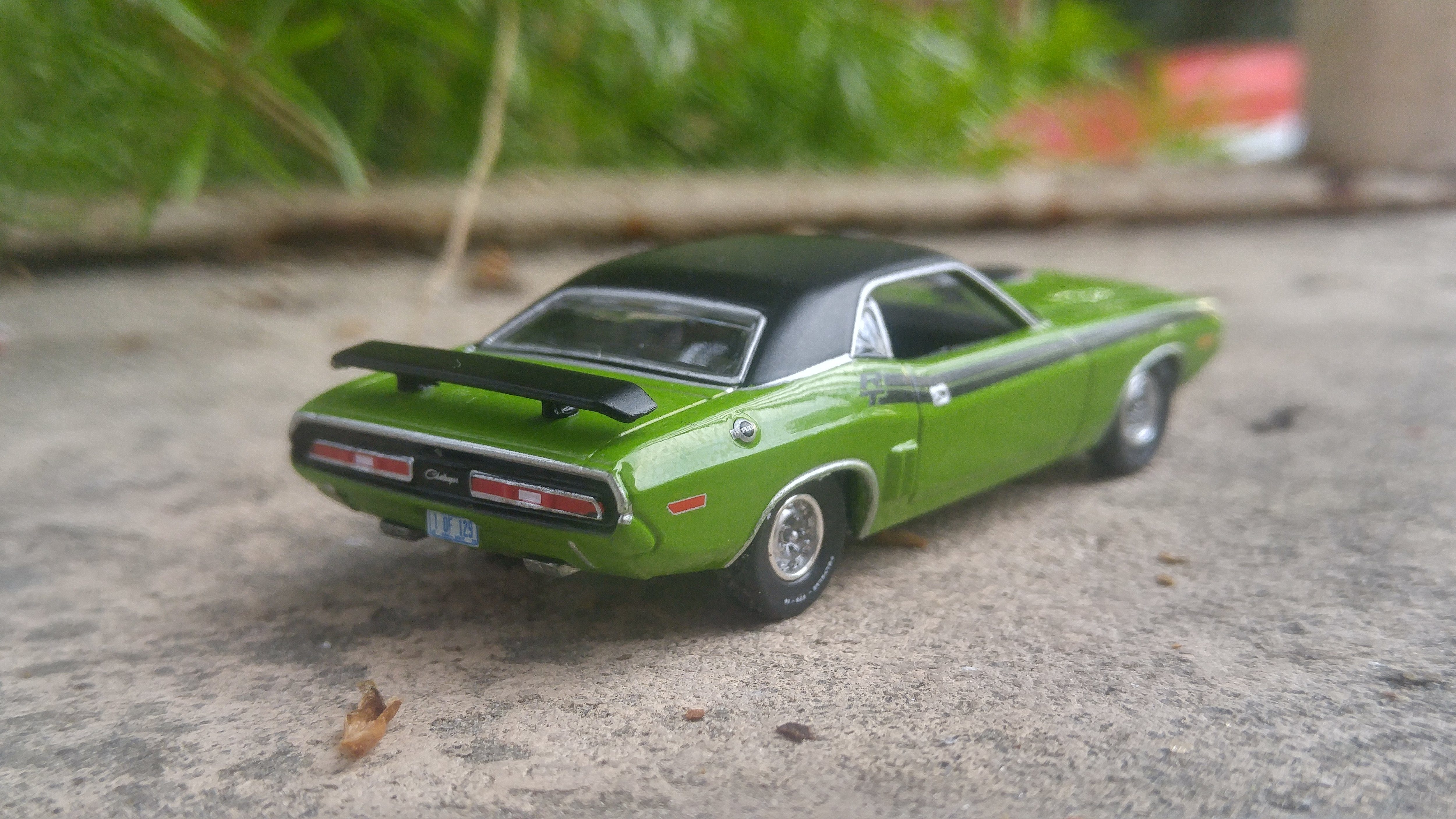 Auto World 1/64: Dodge Challenger