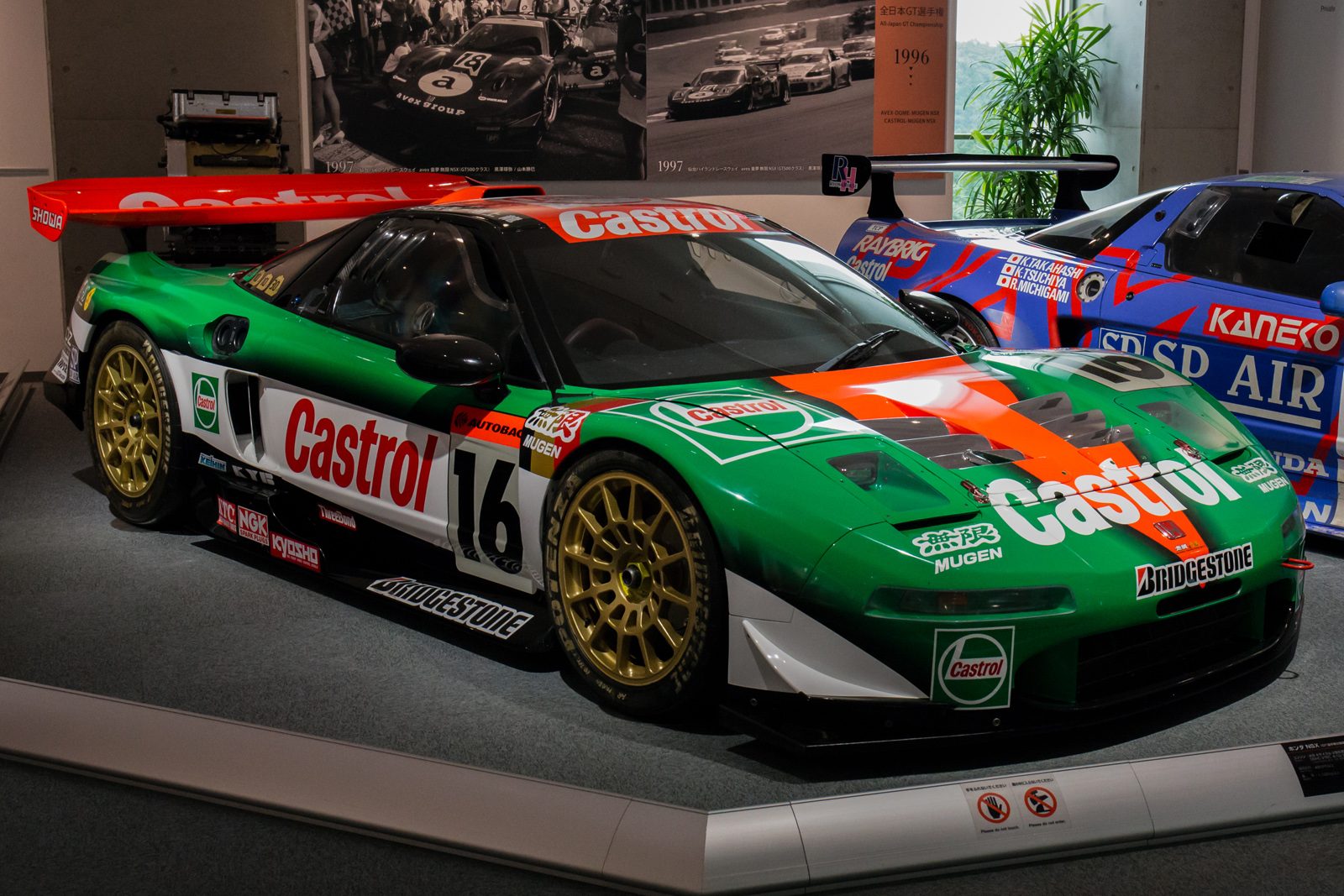 Honda_NSX_GT500_(2000)_front-right_Honda_Collection_Hall