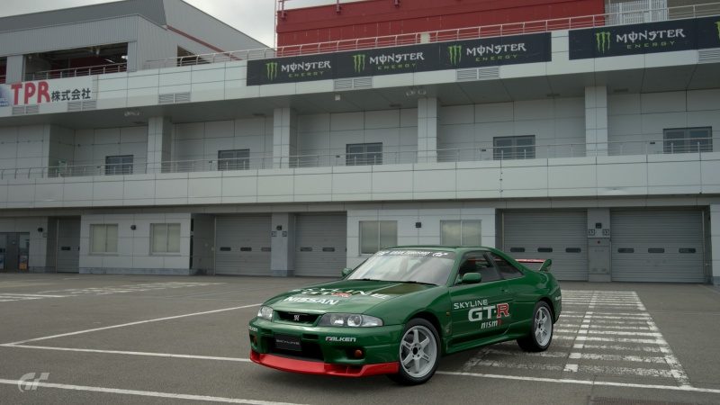 Nissan Skyline R33 - Fuji Parking.jpg