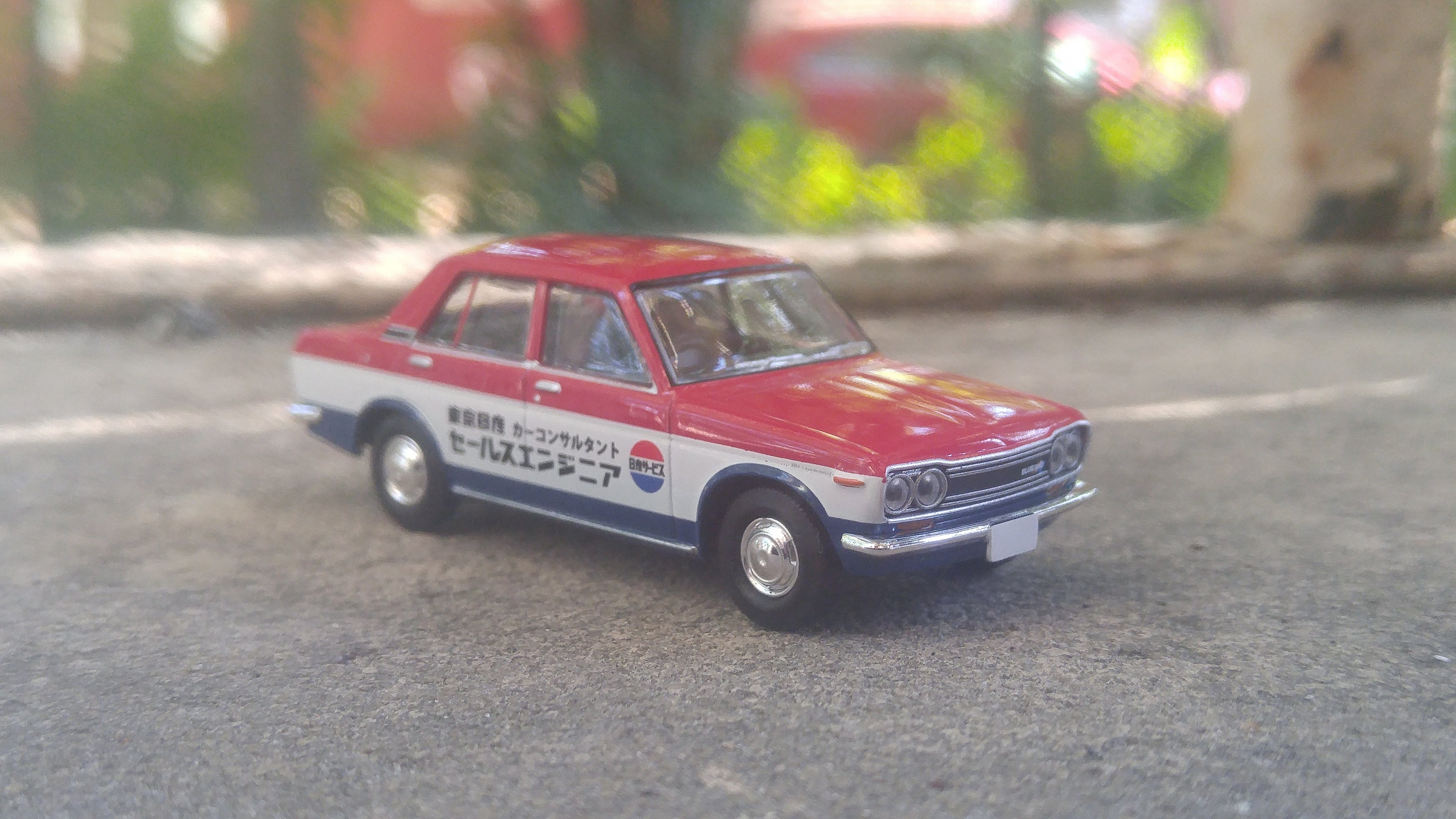 TLV 1/64: Nissan Bluebird Service